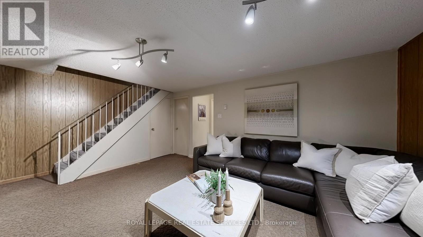 33 - 9 Plum Tree Way, Toronto, ON - Indoor Photo Showing Living Room