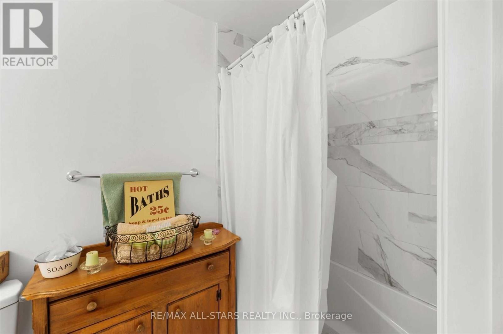 Bsmt - 4 Alice Avenue, Georgina, ON - Indoor With Storage