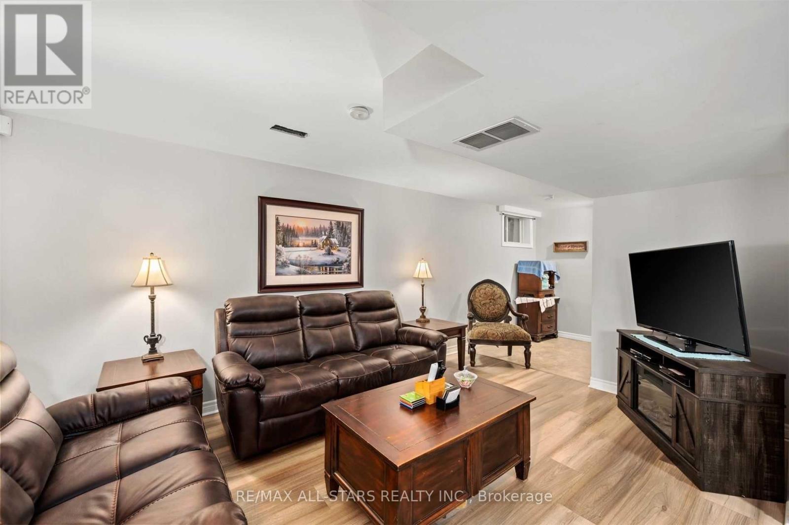 Bsmt - 4 Alice Avenue, Georgina, ON - Indoor Photo Showing Living Room