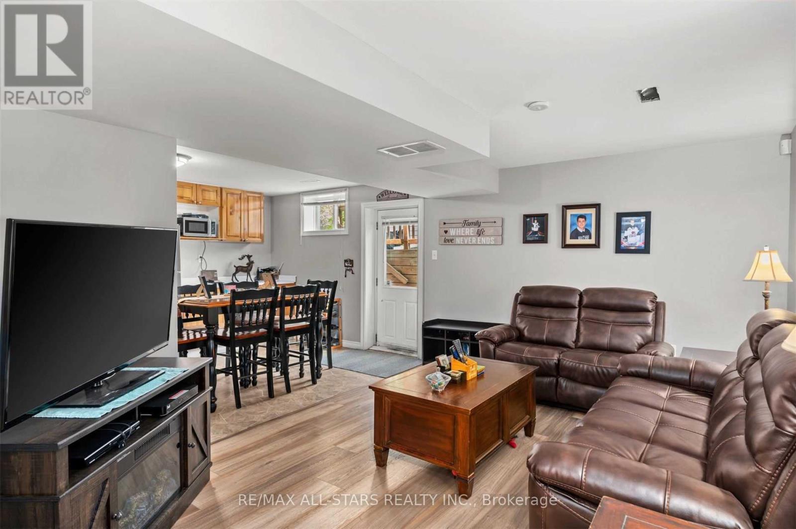 Bsmt - 4 Alice Avenue, Georgina, ON - Indoor Photo Showing Living Room