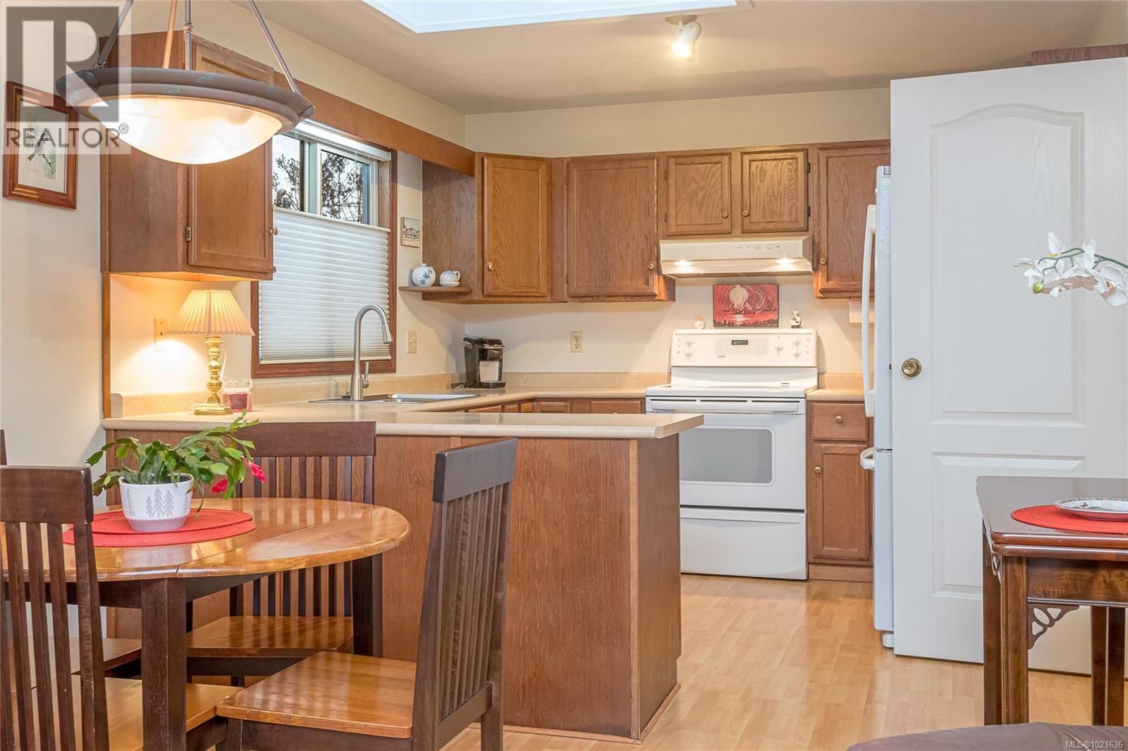 507 Eaglecrest Dr, Qualicum Beach, BC - Indoor Photo Showing Kitchen