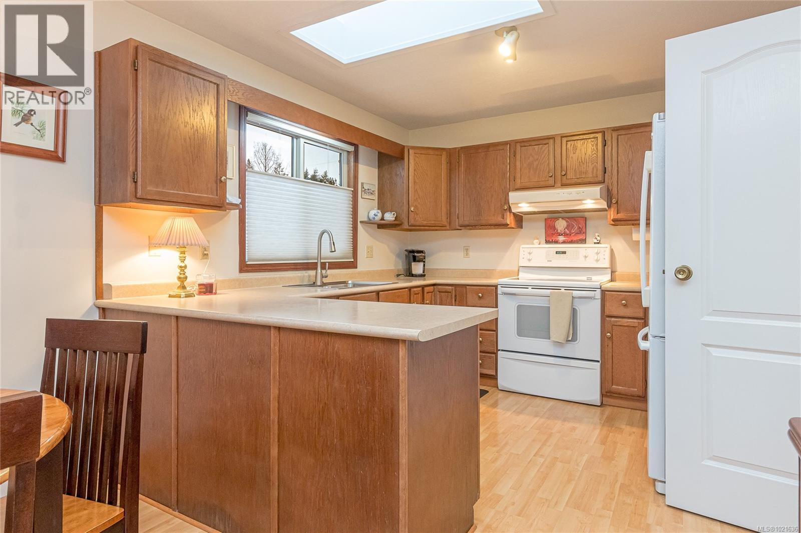 507 Eaglecrest Dr, Qualicum Beach, BC - Indoor Photo Showing Kitchen