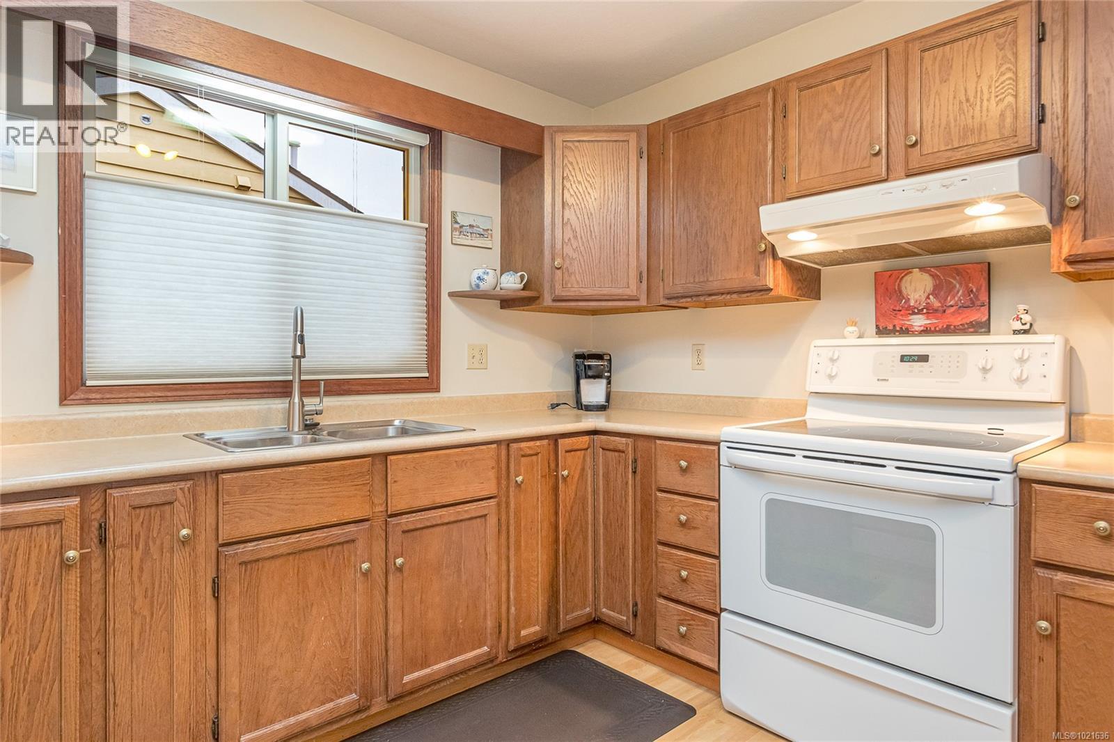507 Eaglecrest Dr, Qualicum Beach, BC - Indoor Photo Showing Kitchen With Double Sink