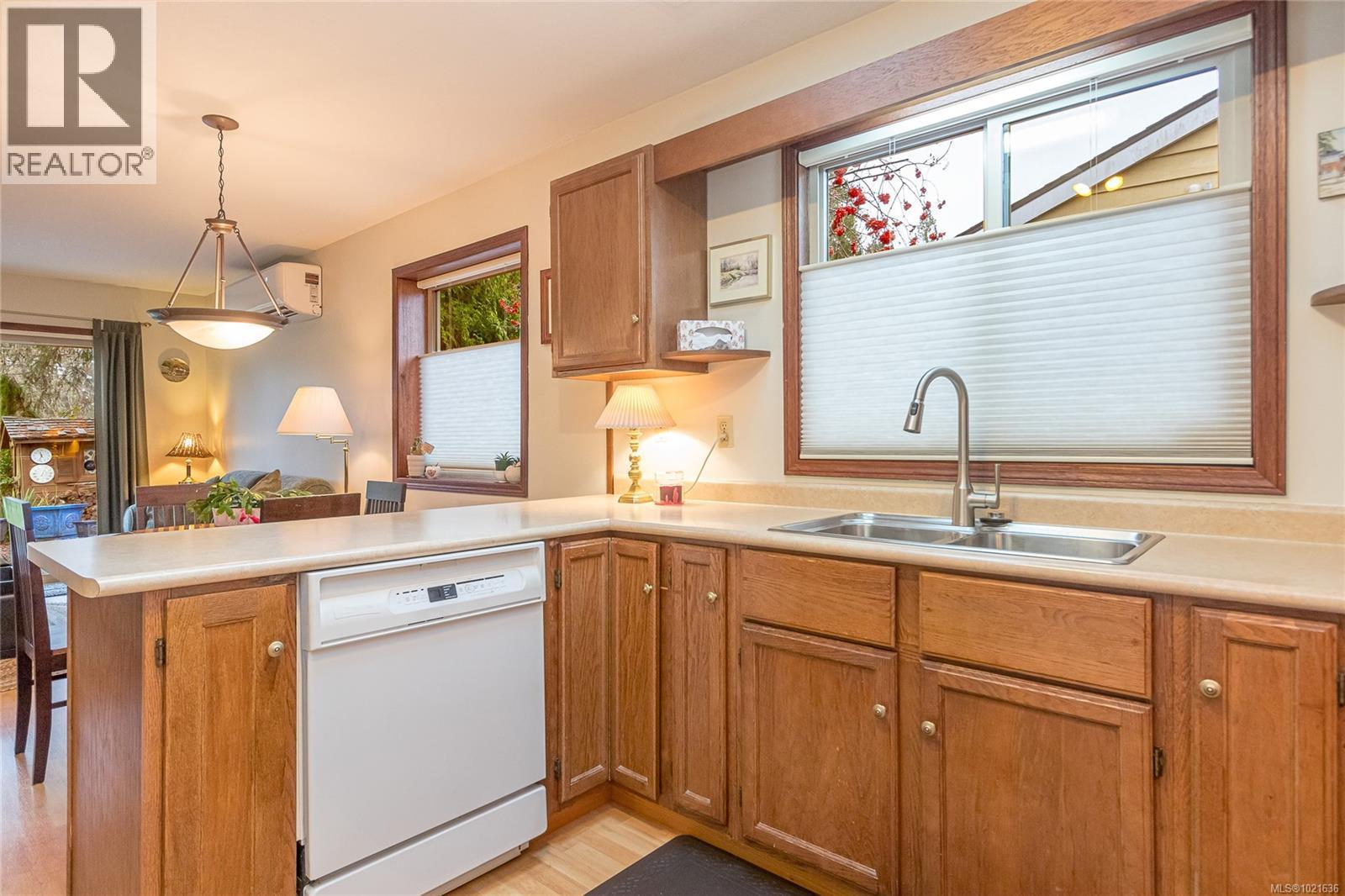 507 Eaglecrest Dr, Qualicum Beach, BC - Indoor Photo Showing Kitchen With Double Sink