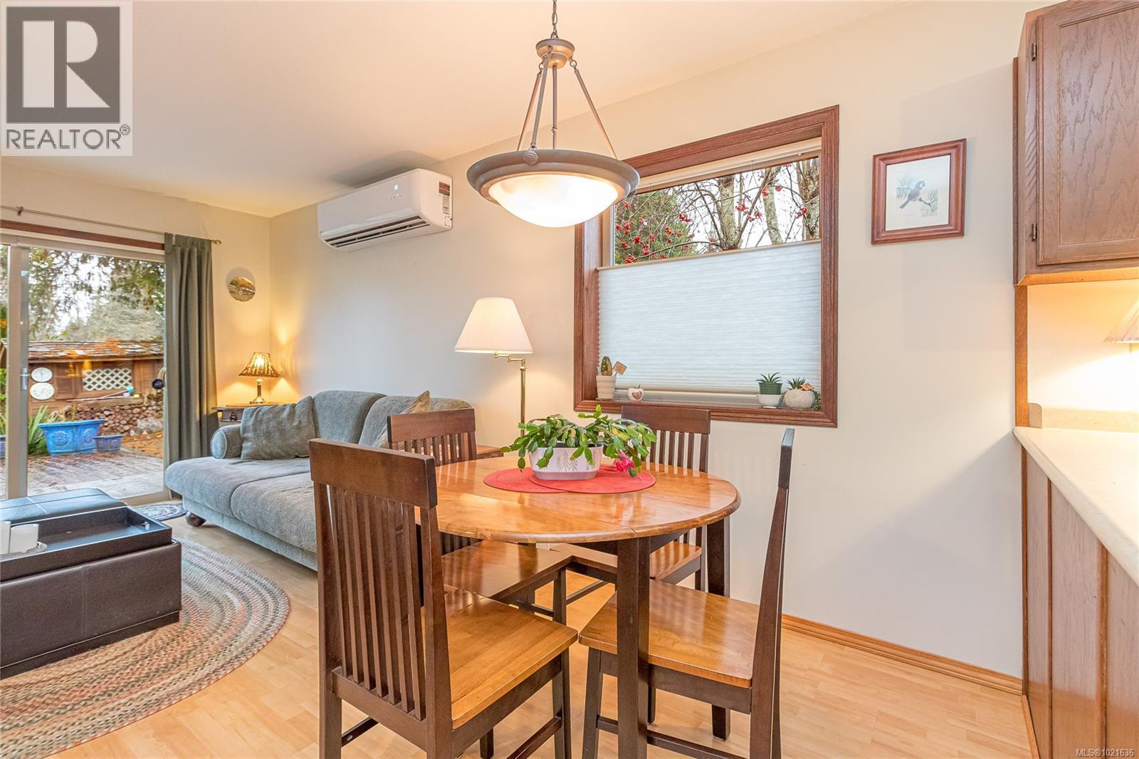 507 Eaglecrest Dr, Qualicum Beach, BC - Indoor Photo Showing Dining Room