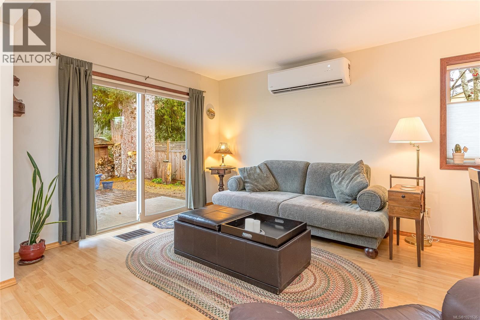 507 Eaglecrest Dr, Qualicum Beach, BC - Indoor Photo Showing Living Room