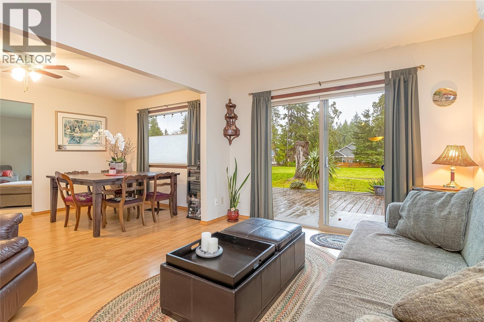 507 Eaglecrest Dr, Qualicum Beach, BC - Indoor Photo Showing Living Room