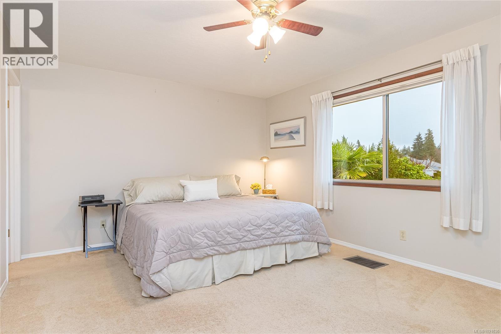 507 Eaglecrest Dr, Qualicum Beach, BC - Indoor Photo Showing Bedroom