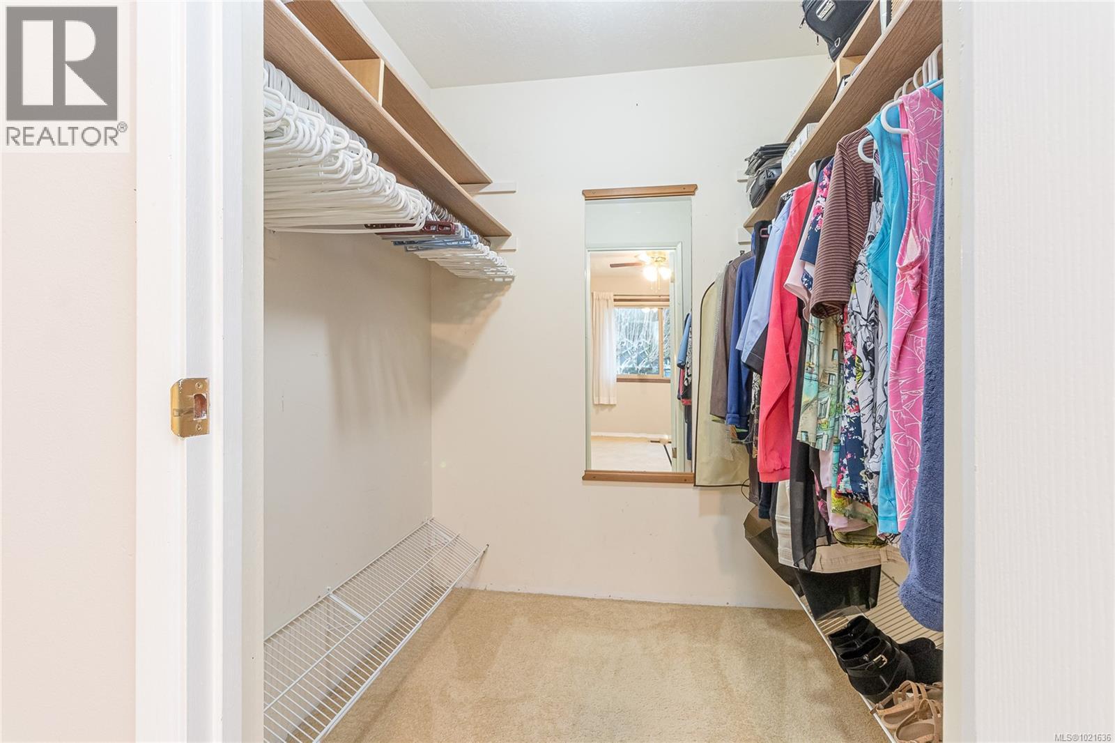 507 Eaglecrest Dr, Qualicum Beach, BC - Indoor With Storage