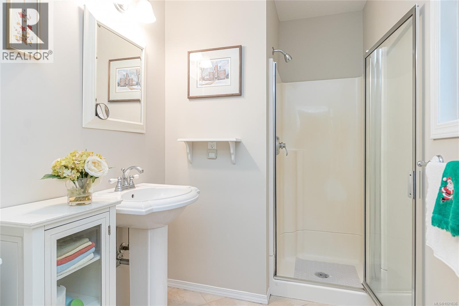 507 Eaglecrest Dr, Qualicum Beach, BC - Indoor Photo Showing Bathroom