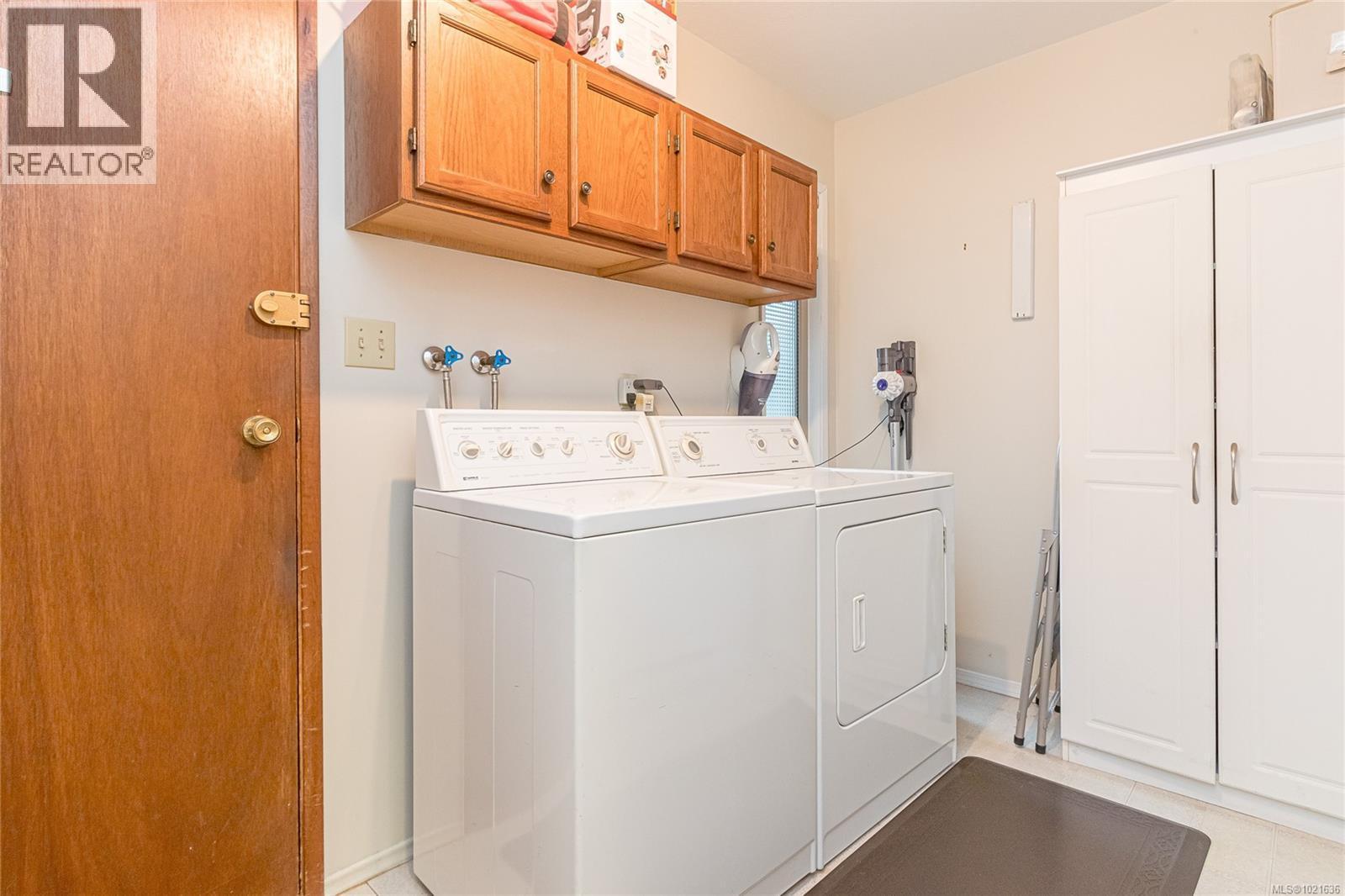 507 Eaglecrest Dr, Qualicum Beach, BC - Indoor Photo Showing Laundry Room