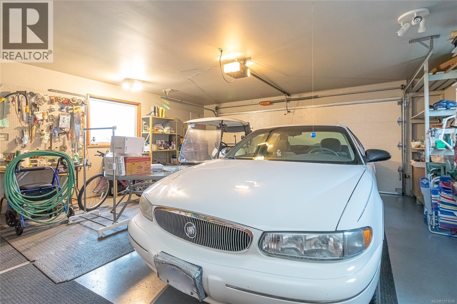 507 Eaglecrest Dr, Qualicum Beach, BC - Indoor Photo Showing Garage