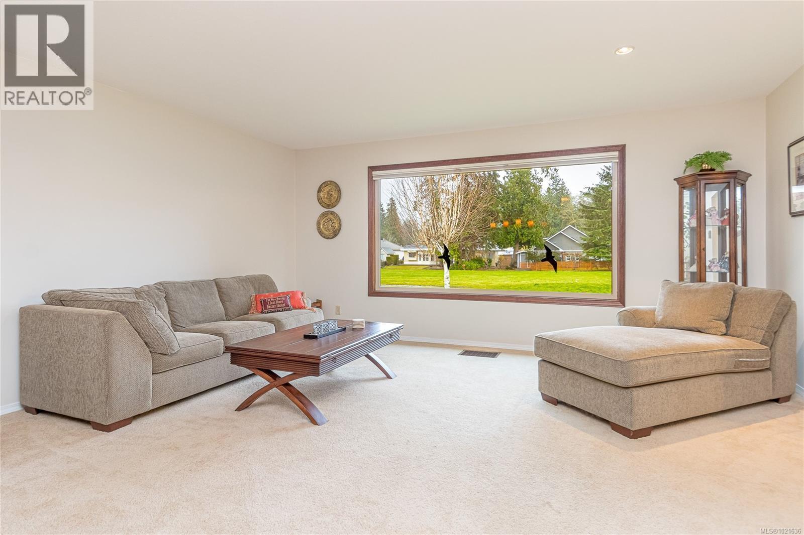 507 Eaglecrest Dr, Qualicum Beach, BC - Indoor Photo Showing Living Room