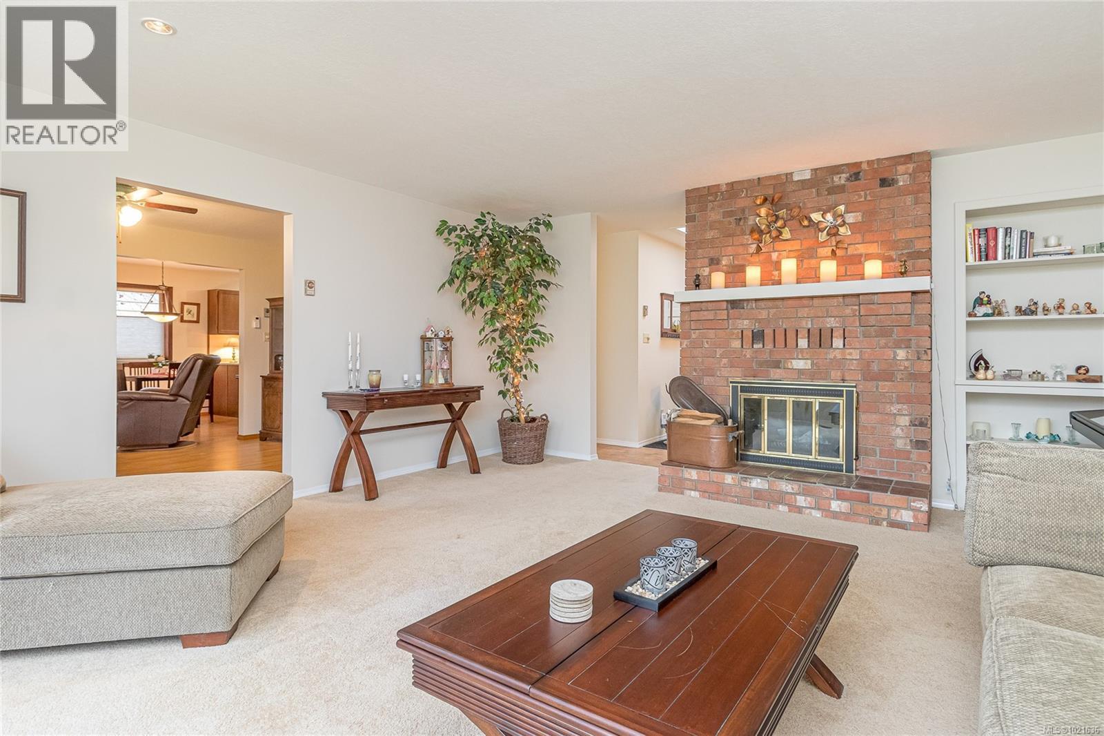 507 Eaglecrest Dr, Qualicum Beach, BC - Indoor Photo Showing Living Room With Fireplace