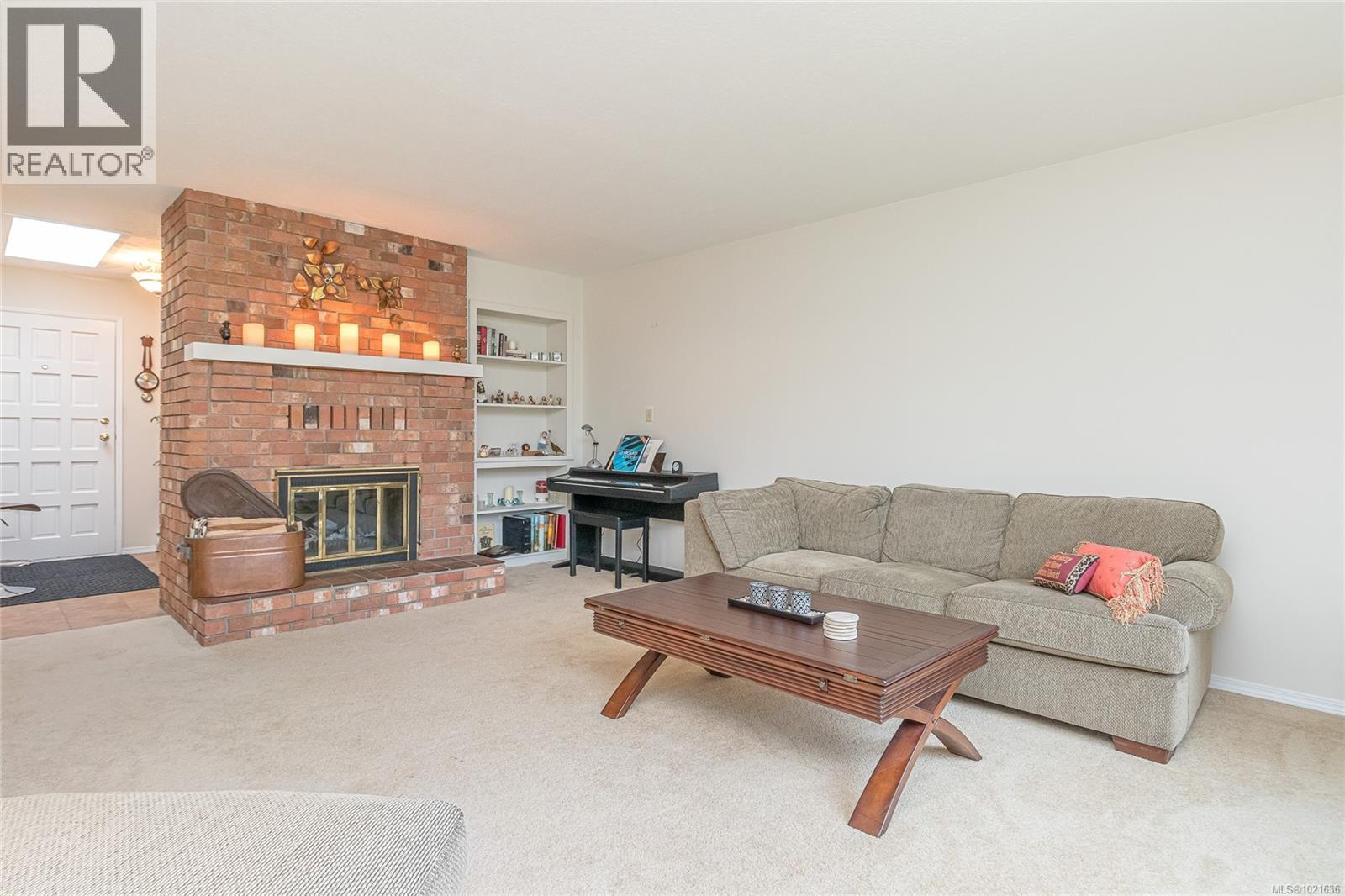 507 Eaglecrest Dr, Qualicum Beach, BC - Indoor Photo Showing Living Room With Fireplace