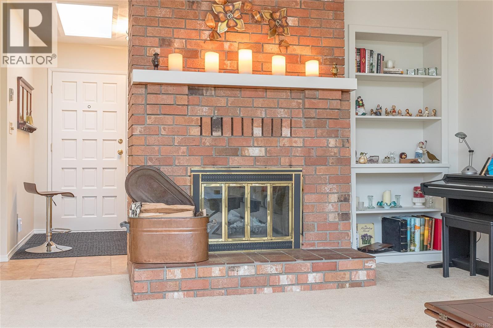 507 Eaglecrest Dr, Qualicum Beach, BC - Indoor With Fireplace