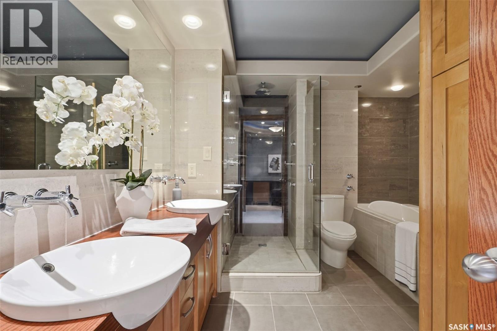 2504/2505 311 6Th Avenue N, Saskatoon, SK - Indoor Photo Showing Bathroom