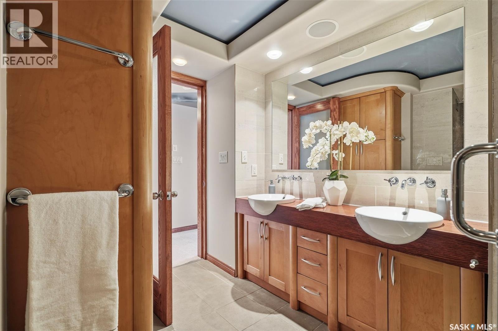 2504/2505 311 6Th Avenue N, Saskatoon, SK - Indoor Photo Showing Bathroom