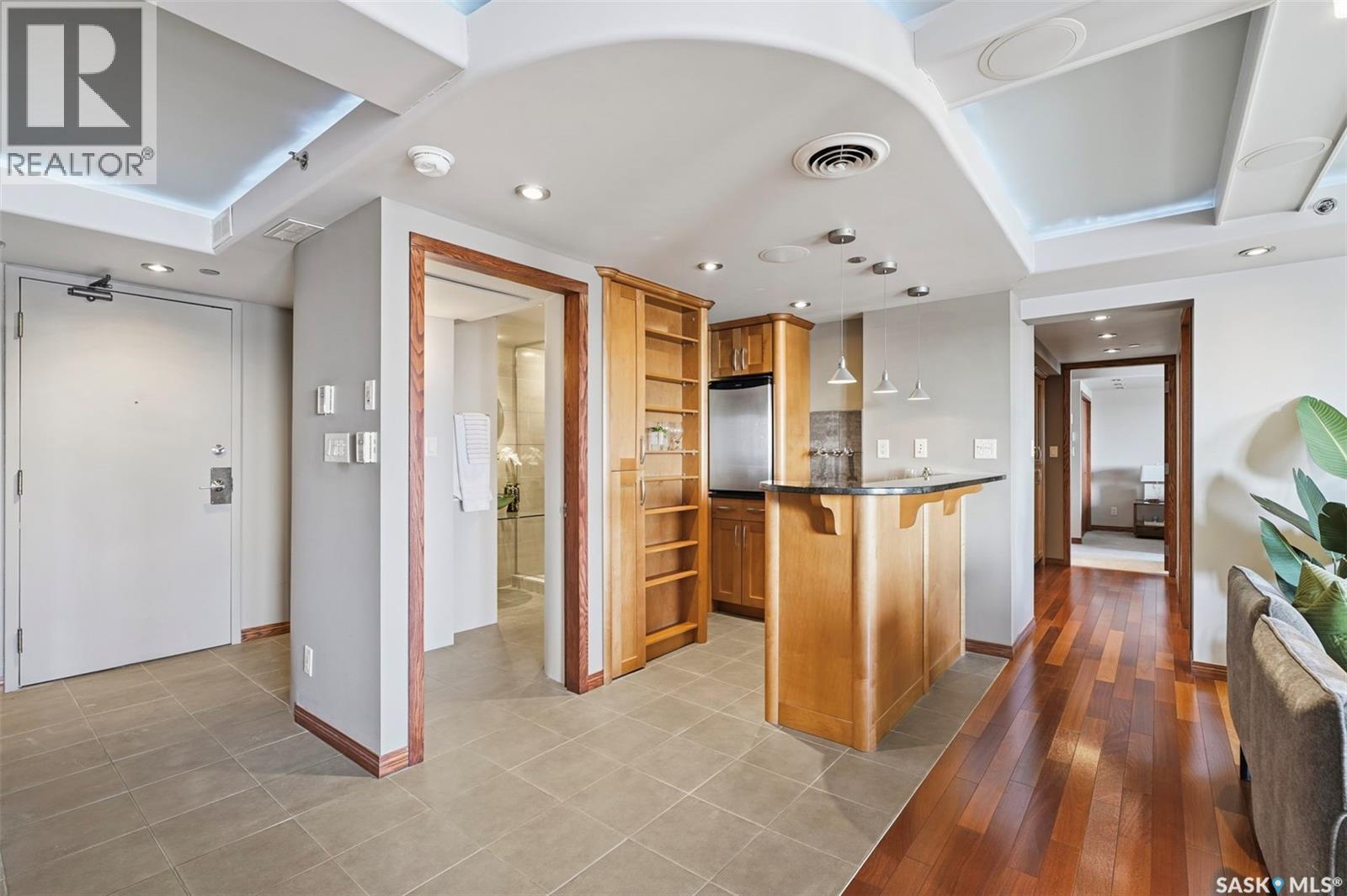 2504/2505 311 6Th Avenue N, Saskatoon, SK - Indoor Photo Showing Kitchen