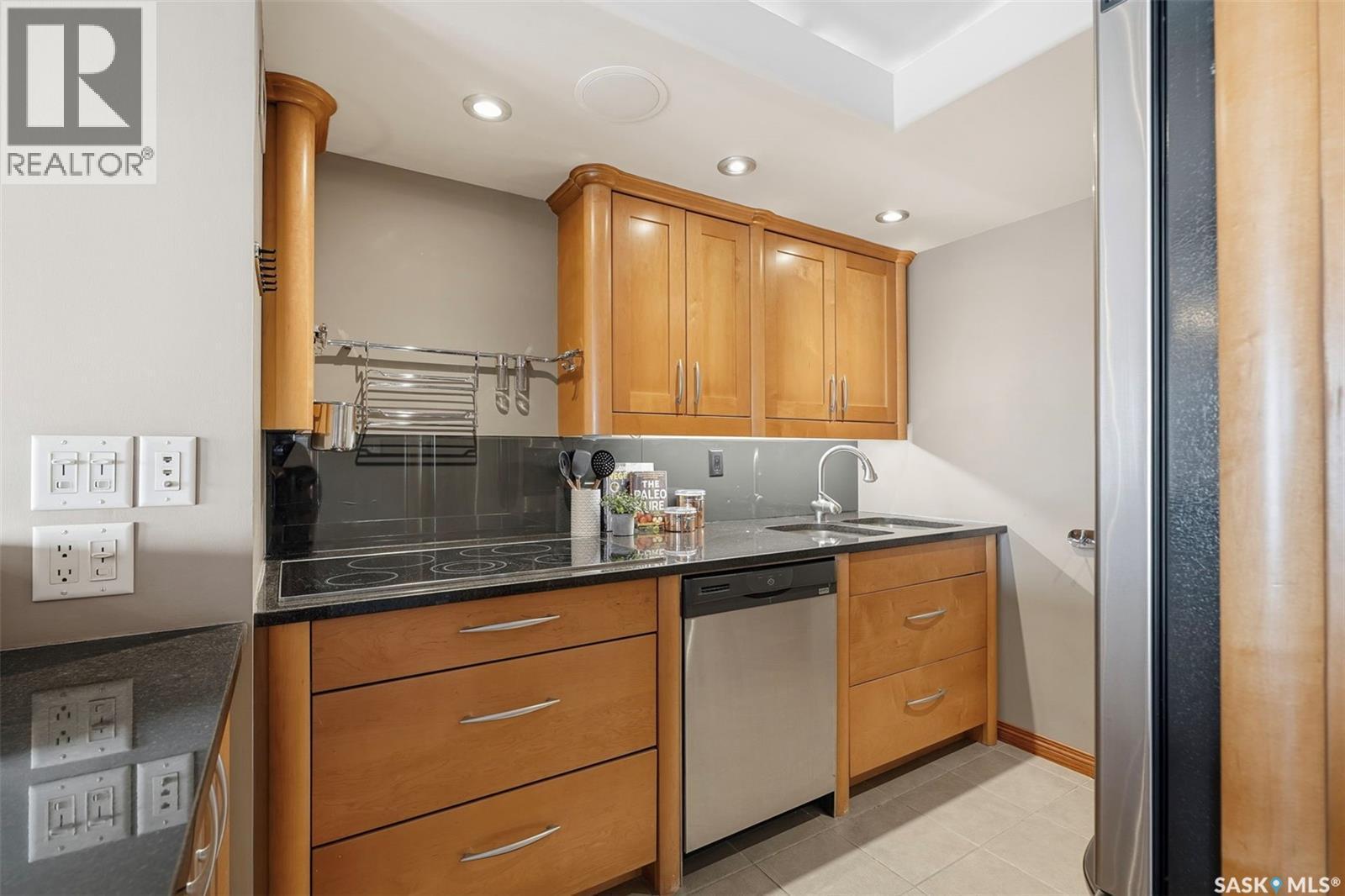2504/2505 311 6Th Avenue N, Saskatoon, SK - Indoor Photo Showing Kitchen