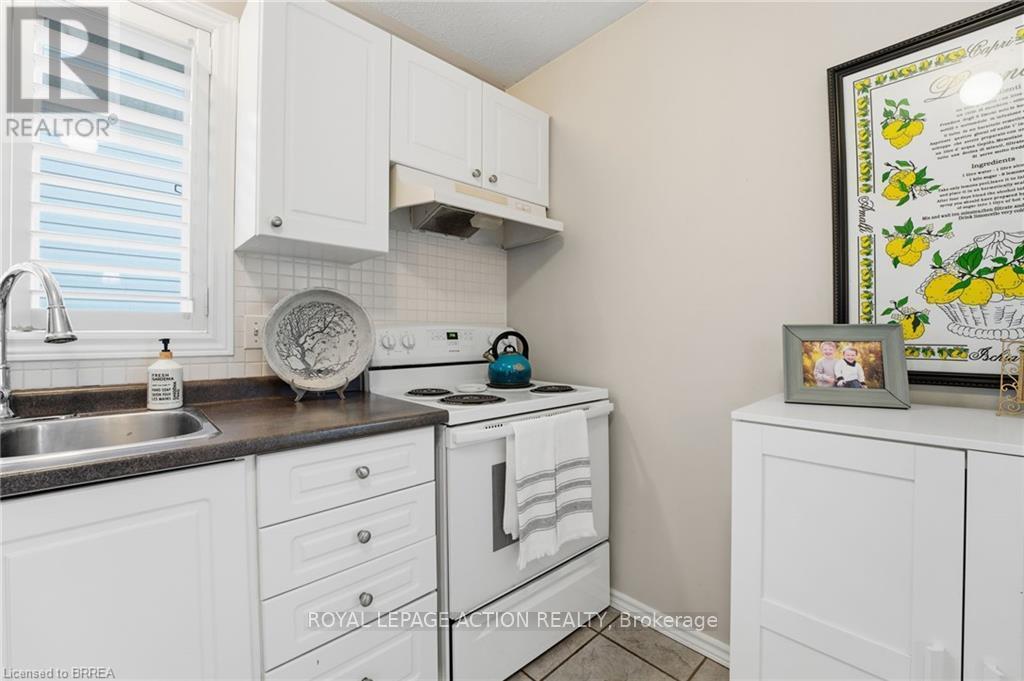 14 Dunton Lane, Brant, ON - Indoor Photo Showing Kitchen