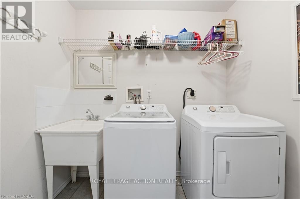 14 Dunton Lane, Brant, ON - Indoor Photo Showing Laundry Room