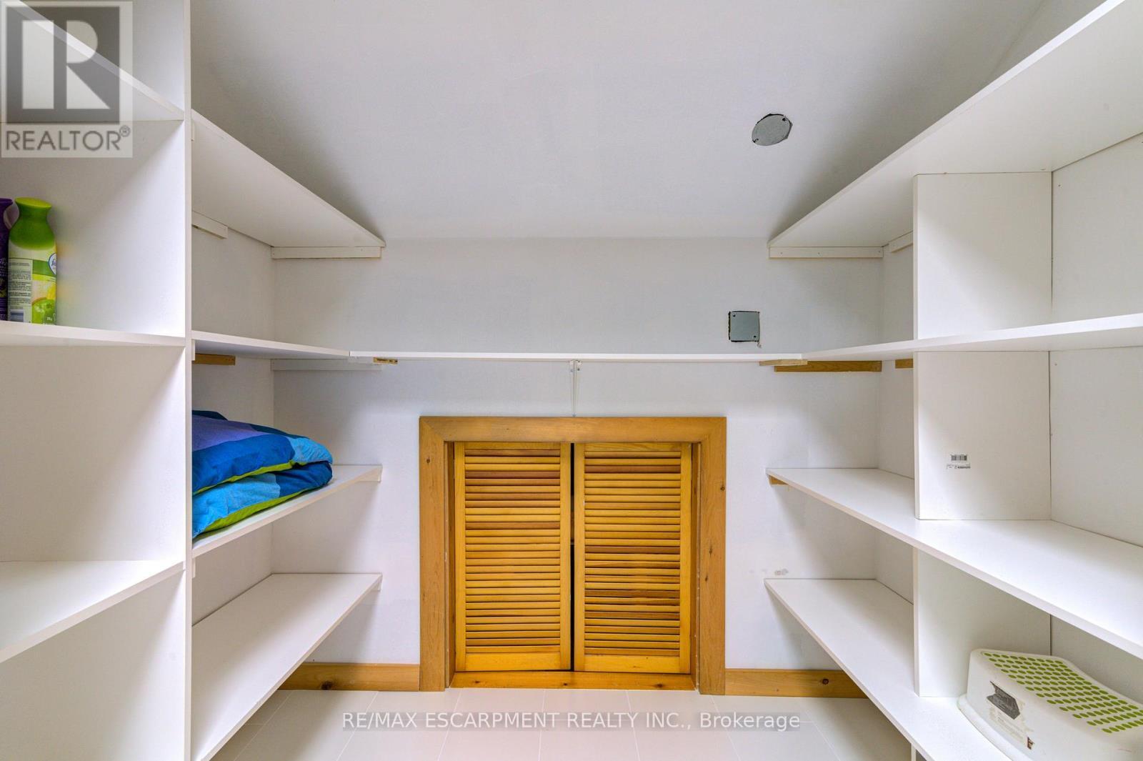 109 Hope Street, Blue Mountains, ON - Indoor With Storage