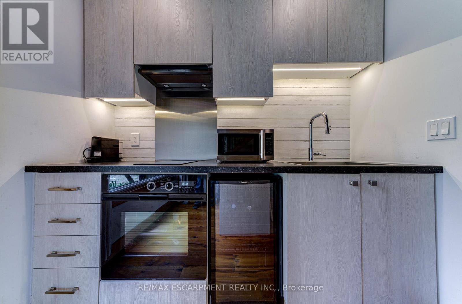 109 Hope Street, Blue Mountains, ON - Indoor Photo Showing Kitchen