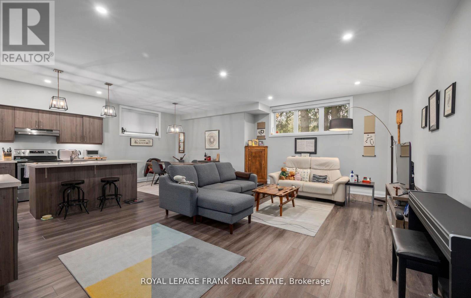 16040 Simcoe Street, Scugog (Port Perry), ON - Indoor Photo Showing Living Room