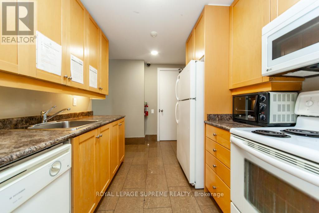 202 - 1600 Keele Street, Toronto, ON - Indoor Photo Showing Kitchen