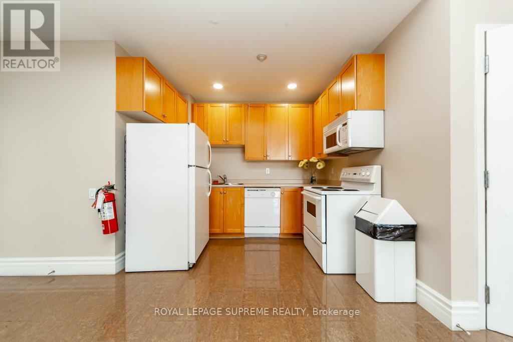 202 - 1600 Keele Street, Toronto, ON - Indoor Photo Showing Kitchen