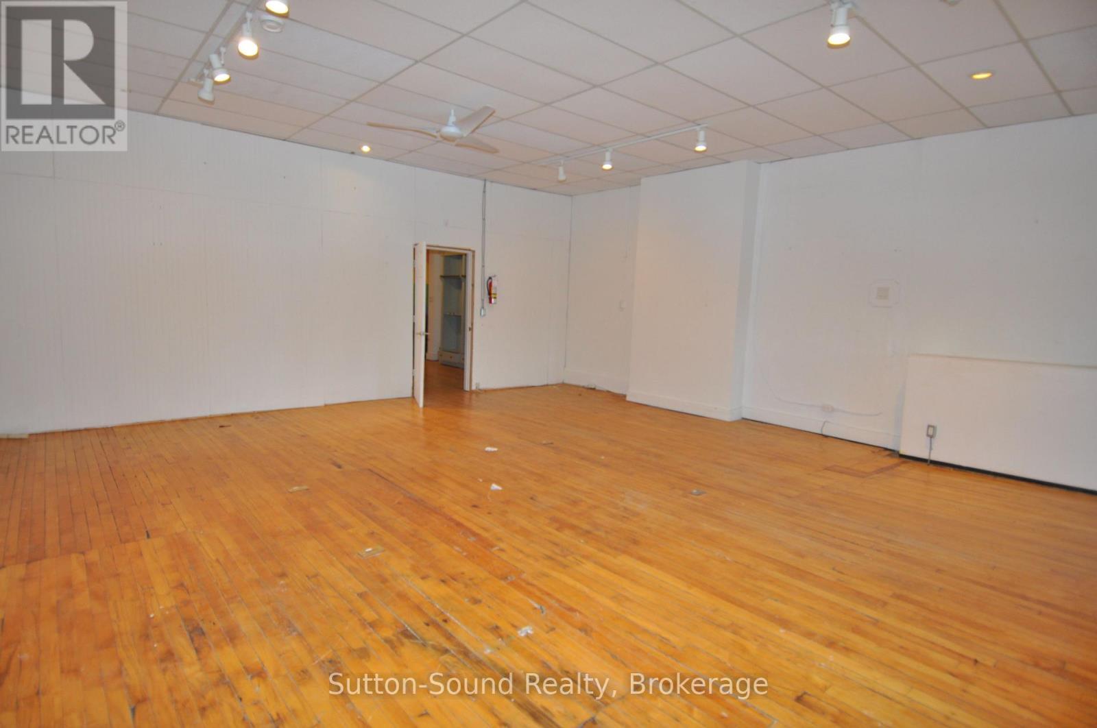 Back Room - 975 2Nd Avenue E, Owen Sound, ON