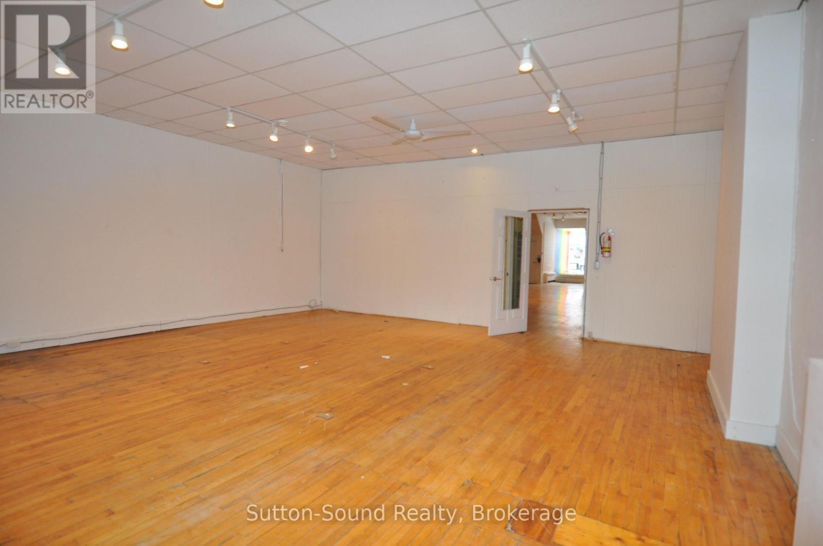 Back Room - 975 2Nd Avenue E, Owen Sound, ON