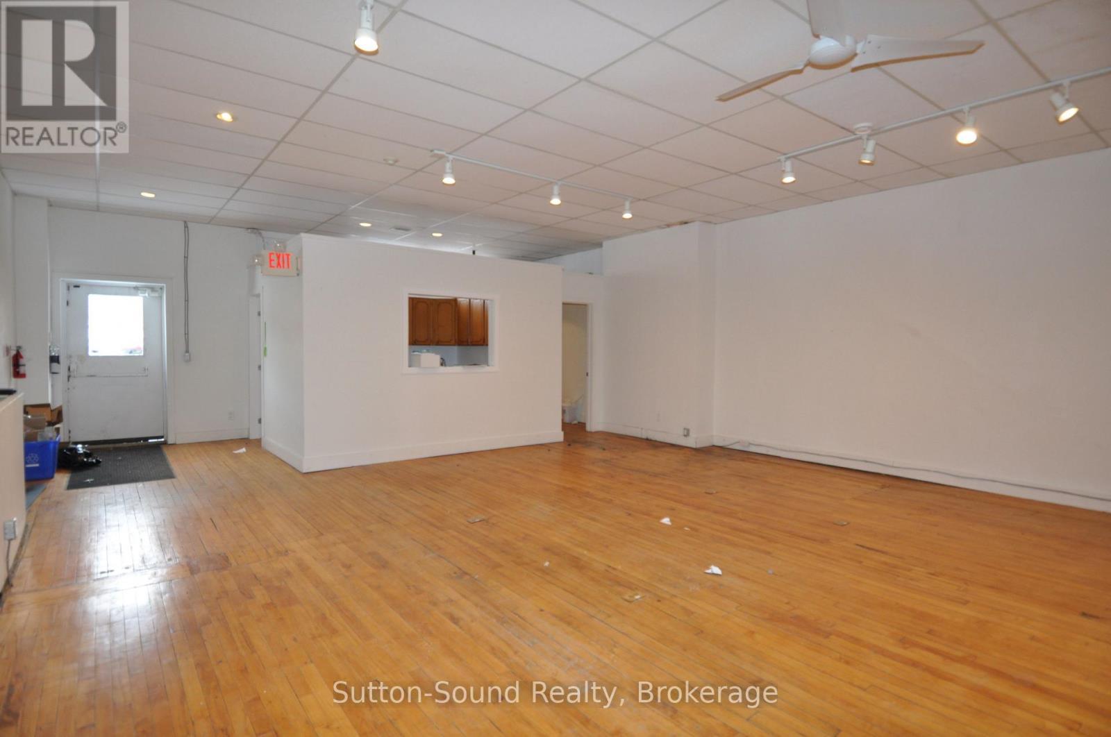 Back Room - 975 2Nd Avenue E, Owen Sound, ON