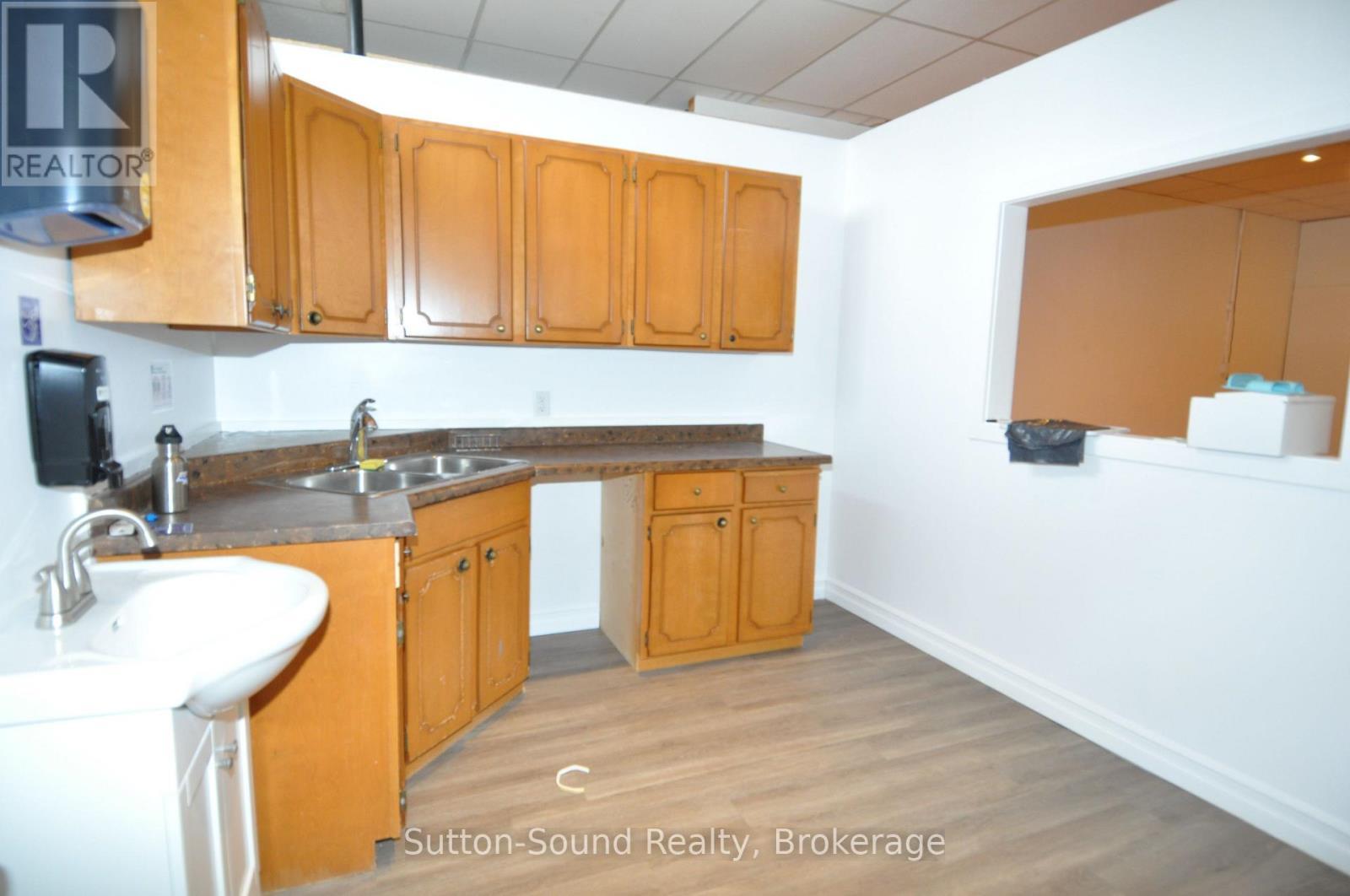 Kitchen - 975 2Nd Avenue E, Owen Sound, ON