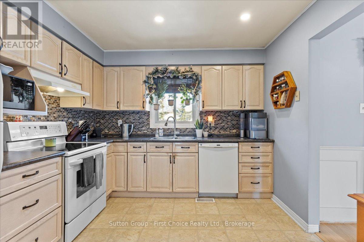 7 Kenner Crescent, Stratford, ON - Indoor Photo Showing Kitchen With Double Sink
