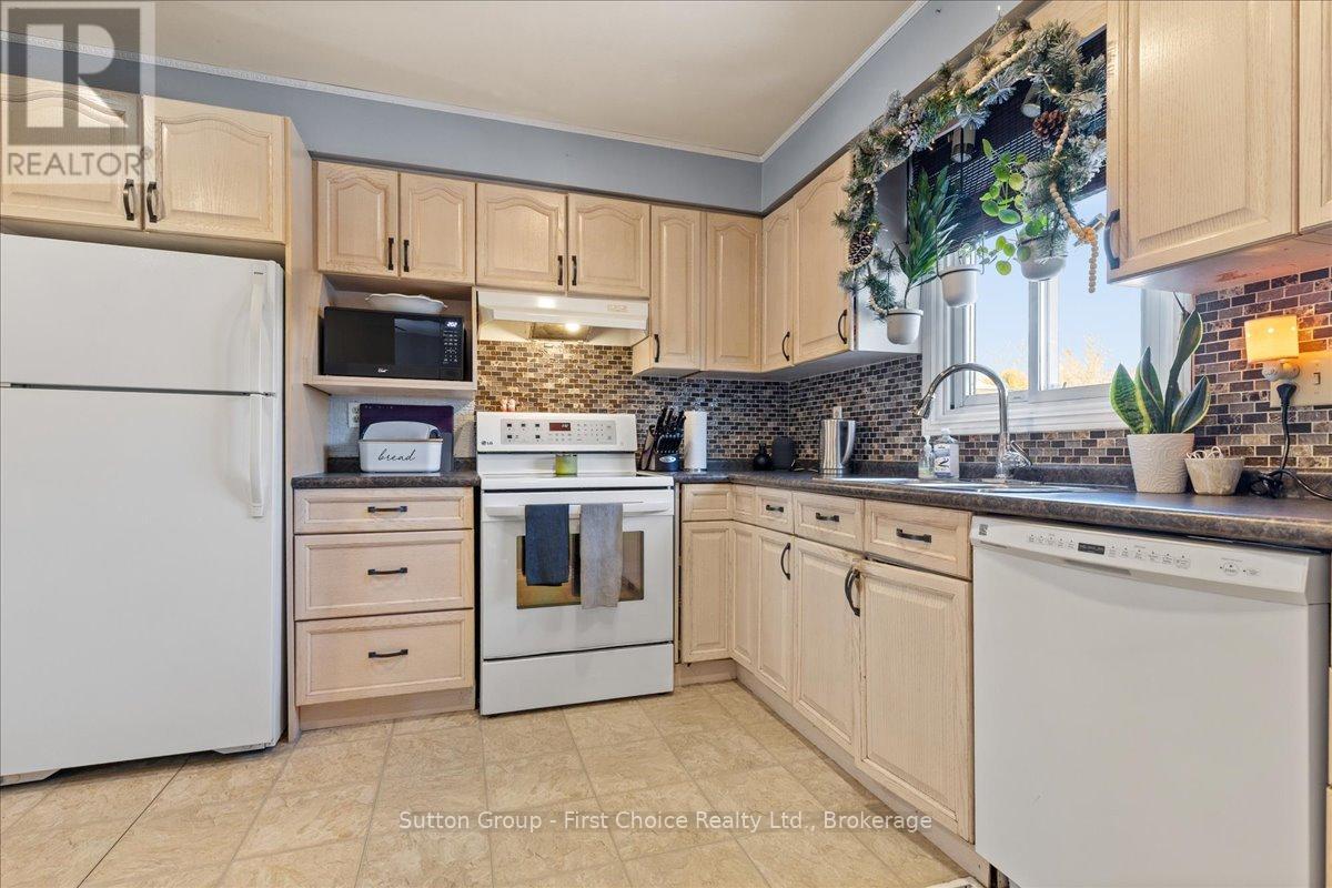 7 Kenner Crescent, Stratford, ON - Indoor Photo Showing Kitchen