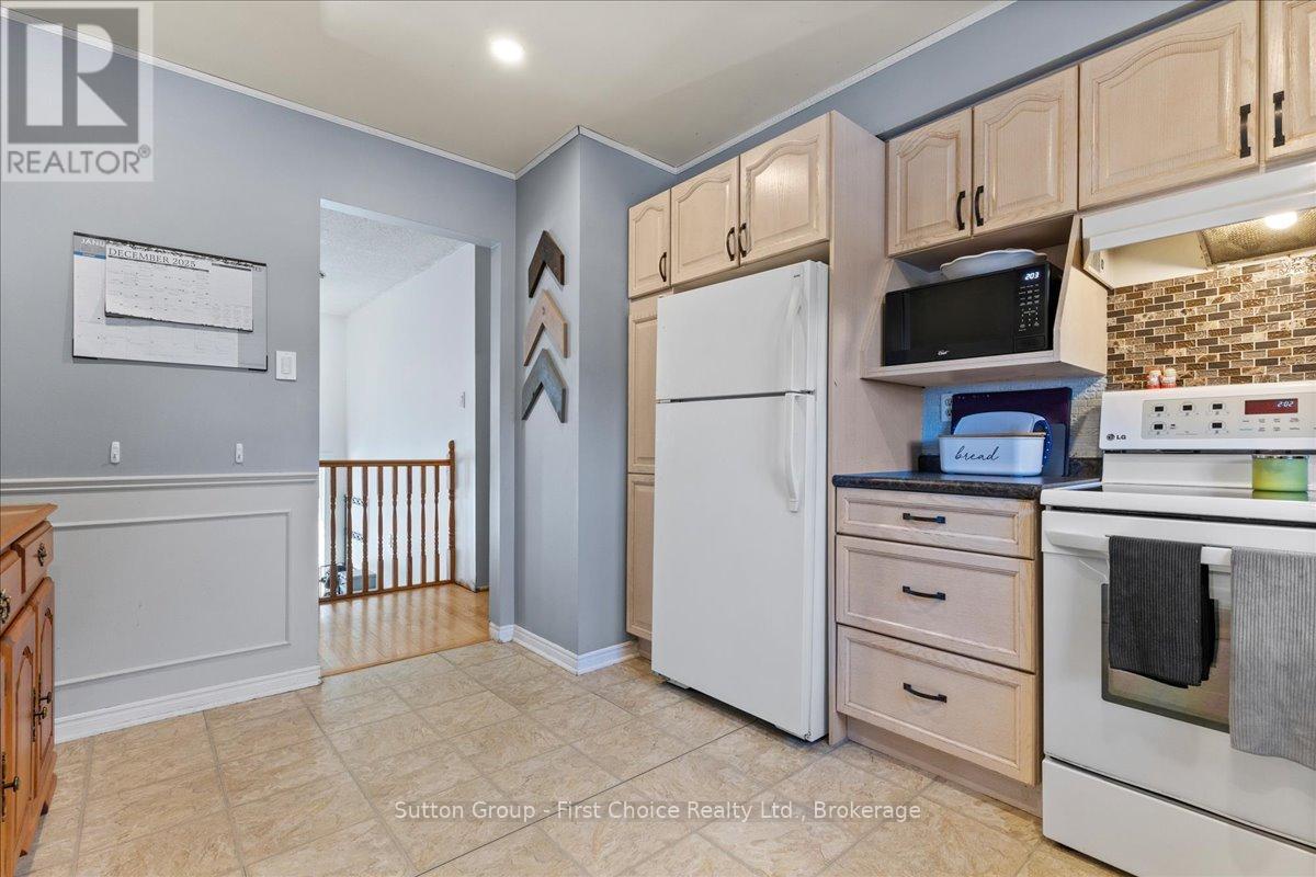 7 Kenner Crescent, Stratford, ON - Indoor Photo Showing Kitchen