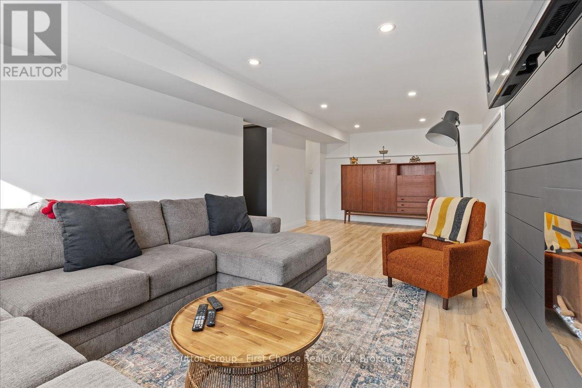 7 Kenner Crescent, Stratford, ON - Indoor Photo Showing Living Room