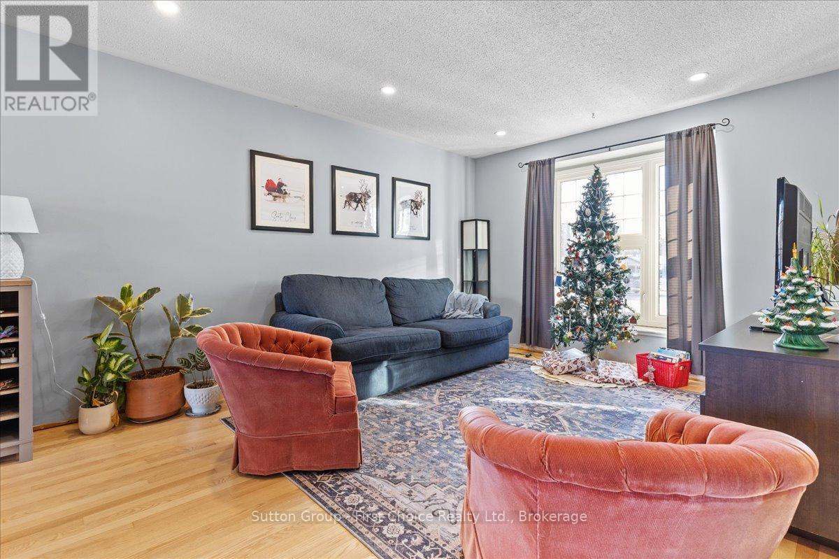 7 Kenner Crescent, Stratford, ON - Indoor Photo Showing Living Room
