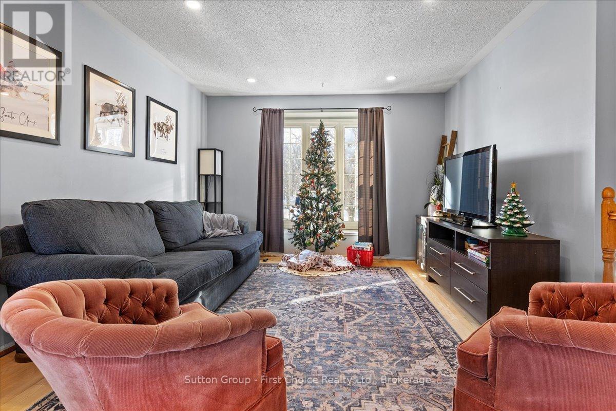 7 Kenner Crescent, Stratford, ON - Indoor Photo Showing Living Room