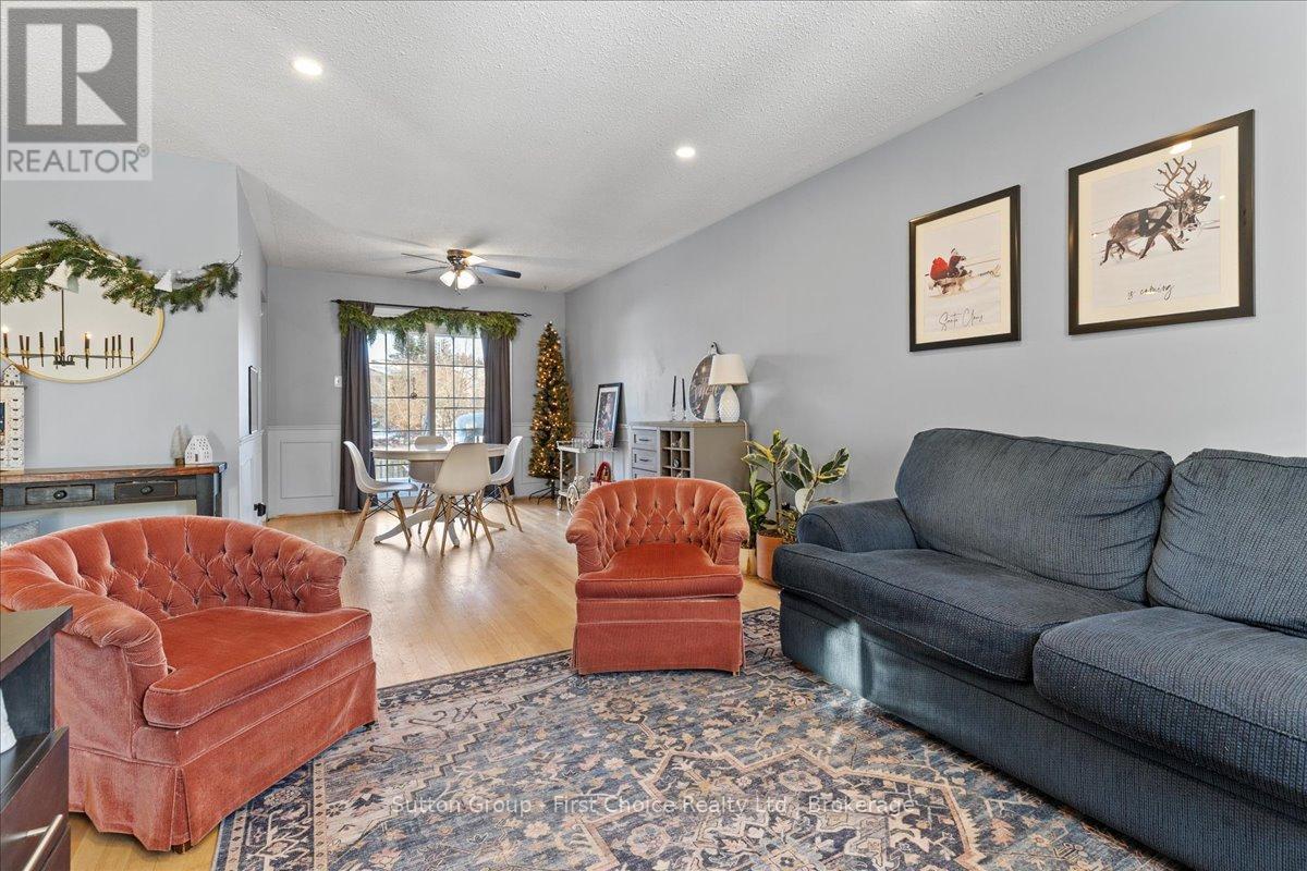 7 Kenner Crescent, Stratford, ON - Indoor Photo Showing Living Room