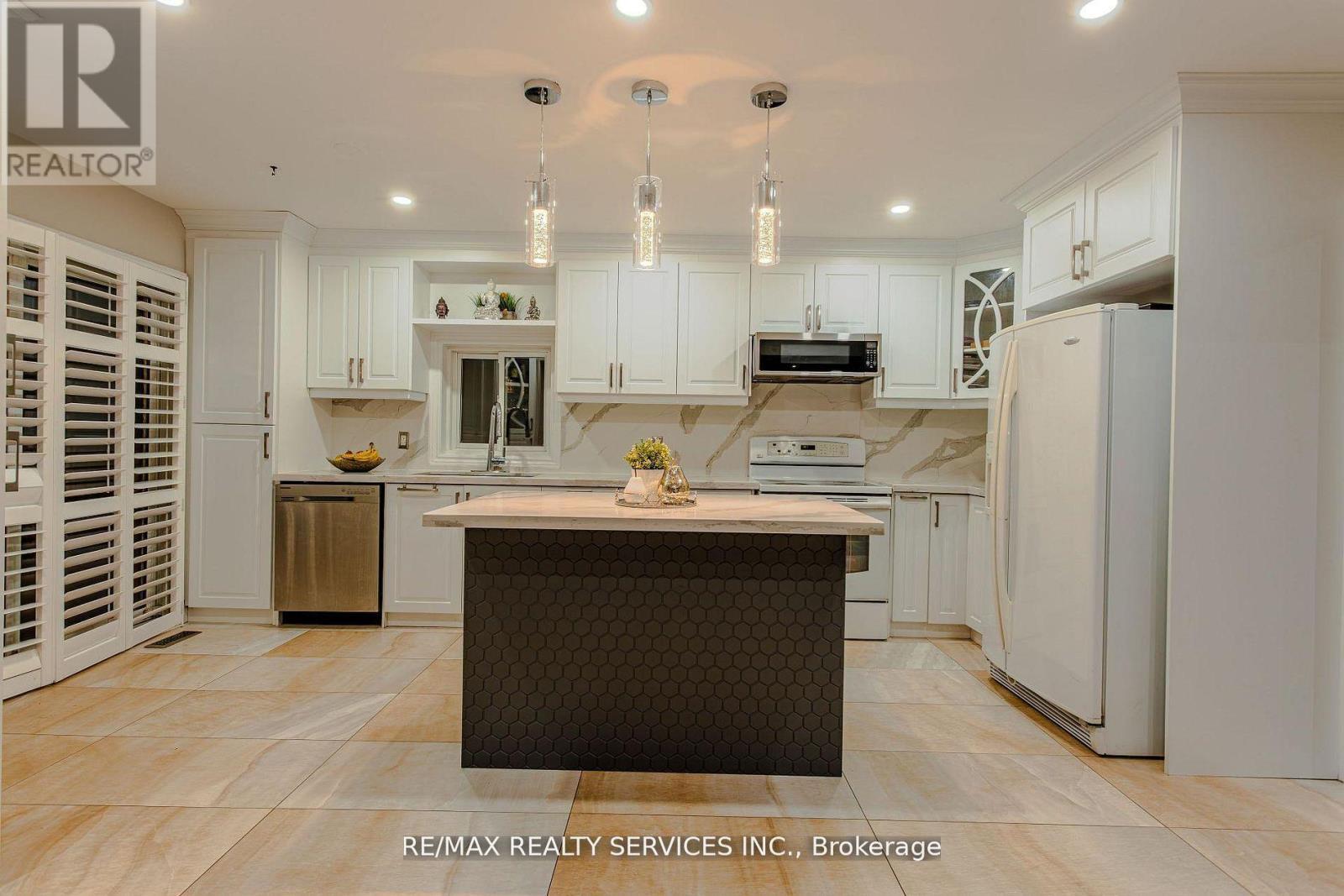 32 Heddon Court, Brampton, ON - Indoor Photo Showing Kitchen
