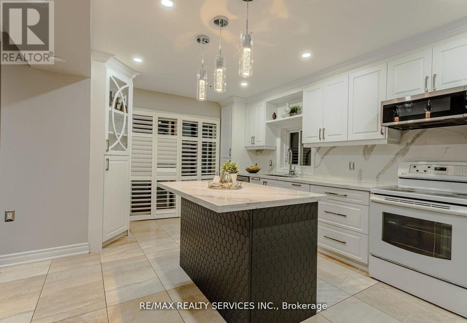 32 Heddon Court, Brampton, ON - Indoor Photo Showing Kitchen