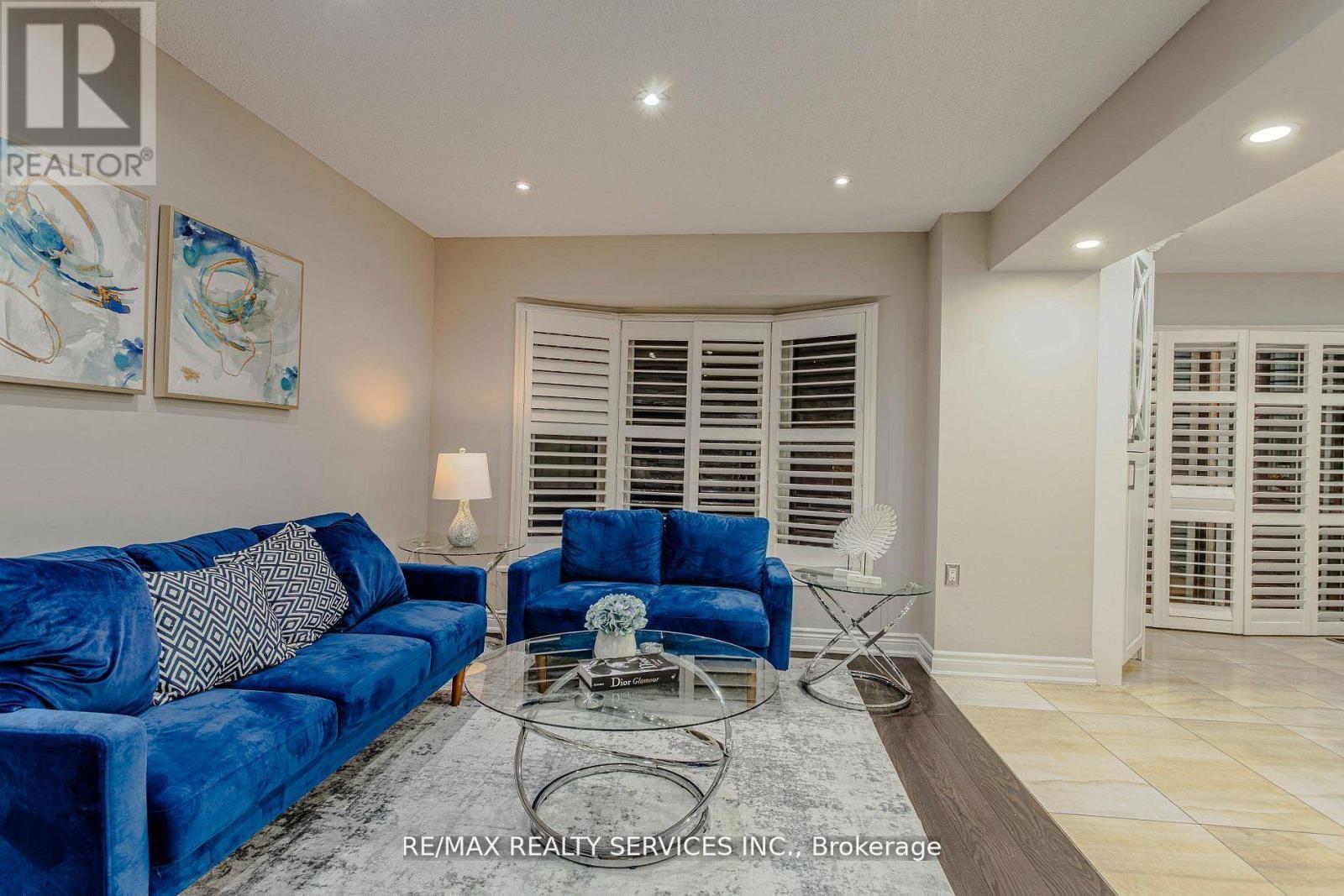 32 Heddon Court, Brampton, ON - Indoor Photo Showing Living Room