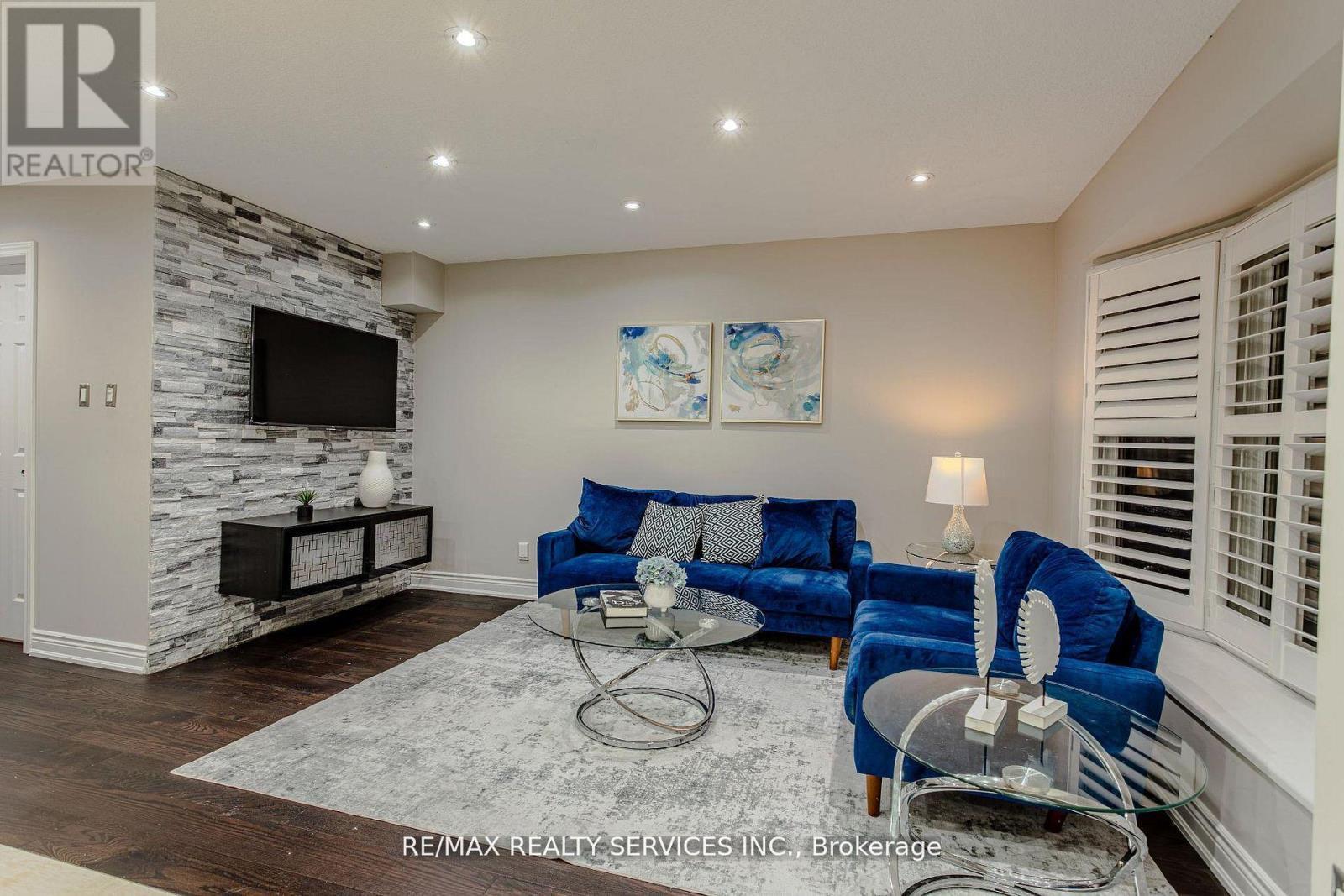 32 Heddon Court, Brampton, ON - Indoor Photo Showing Living Room With Fireplace