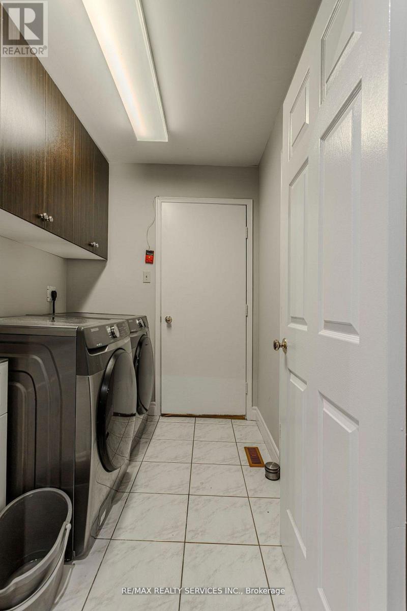 32 Heddon Court, Brampton, ON - Indoor Photo Showing Laundry Room