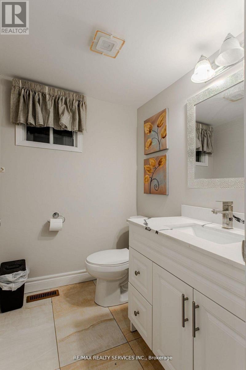 32 Heddon Court, Brampton, ON - Indoor Photo Showing Bathroom