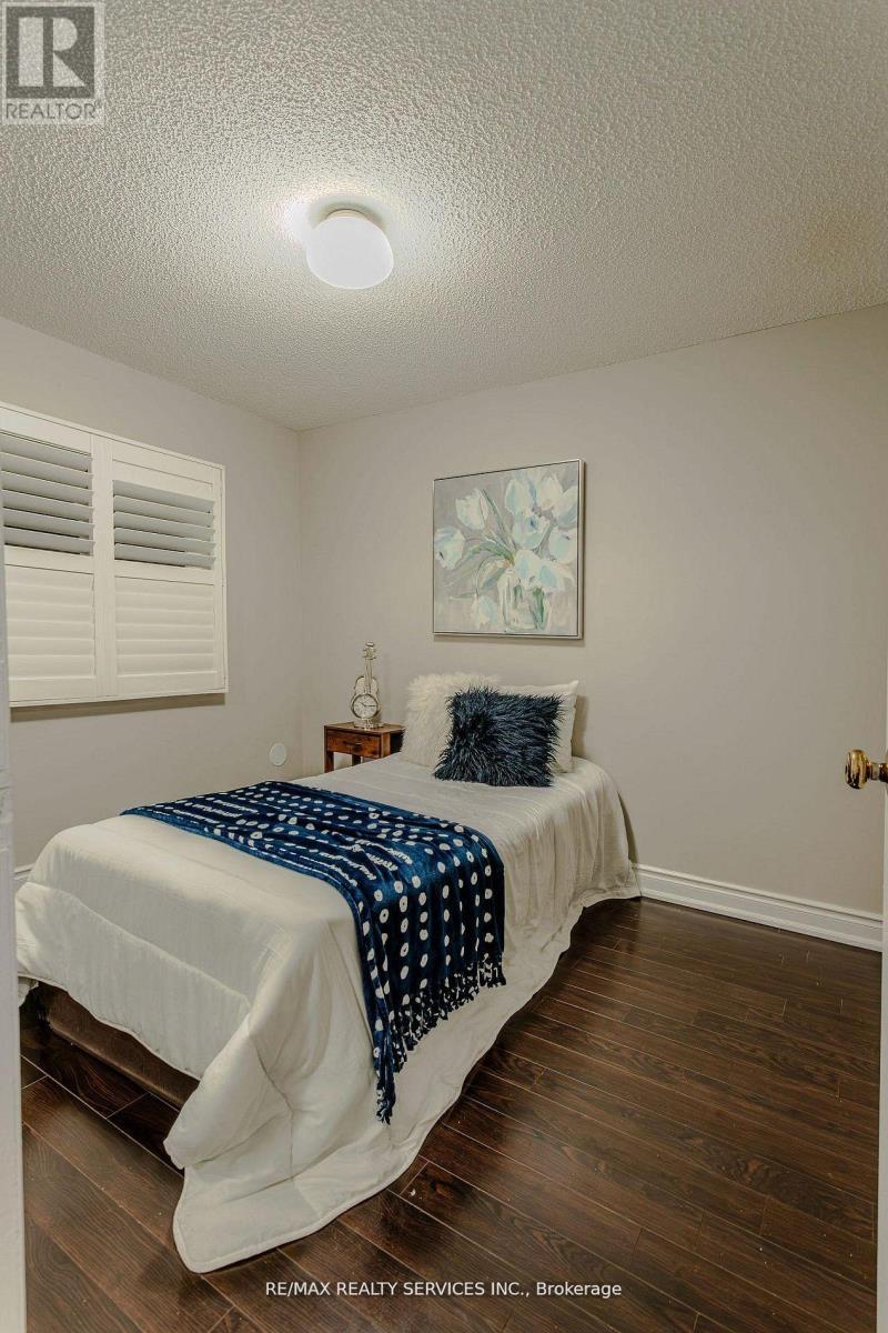 32 Heddon Court, Brampton, ON - Indoor Photo Showing Bedroom