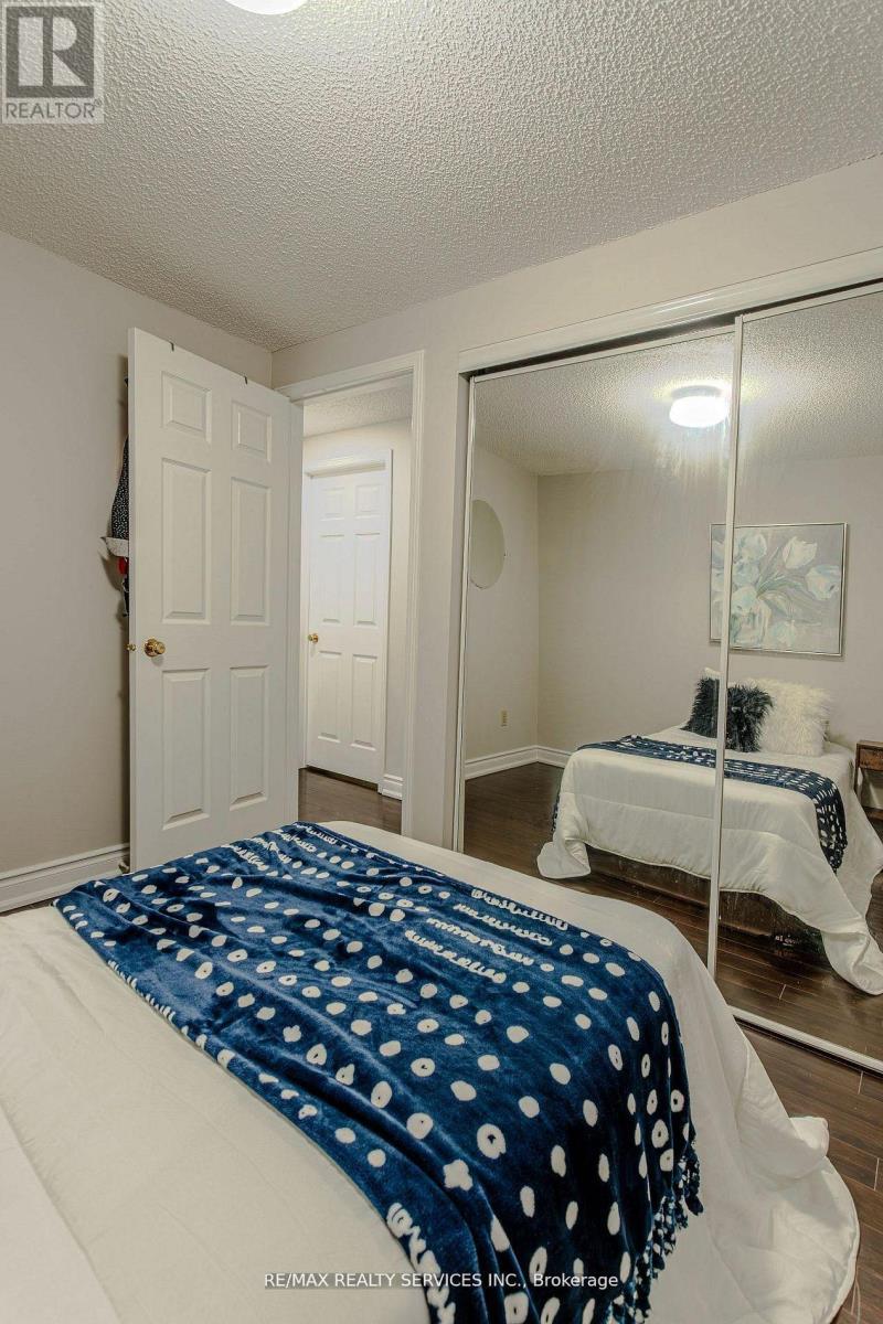 32 Heddon Court, Brampton, ON - Indoor Photo Showing Bedroom
